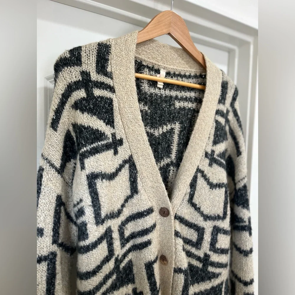 Geometric Patterned Beige and Black Sweater - Picture 5 of 6